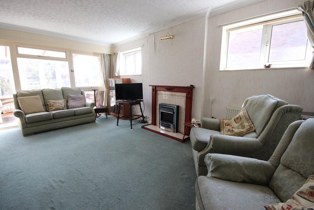 Crofton Park Avenue, BexhillonSea, TN39 3 bed detached bungalow £