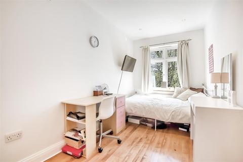 Lyndhurst Rydes Hill Road, Guildford, GU2 9UQ