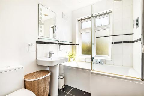 Lyndhurst Rydes Hill Road, Guildford, GU2 9UQ