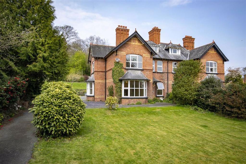 Llanidloes Road, Newtown, SY16 5 bed semidetached house £400,000