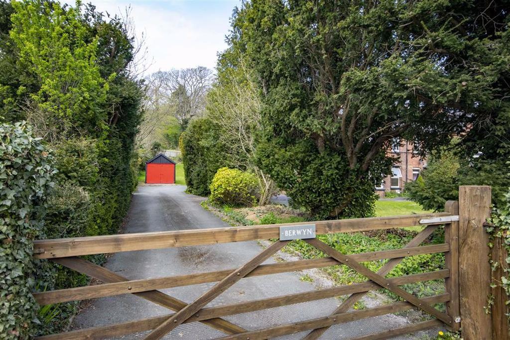 Llanidloes Road, Newtown, SY16 5 bed semidetached house £400,000