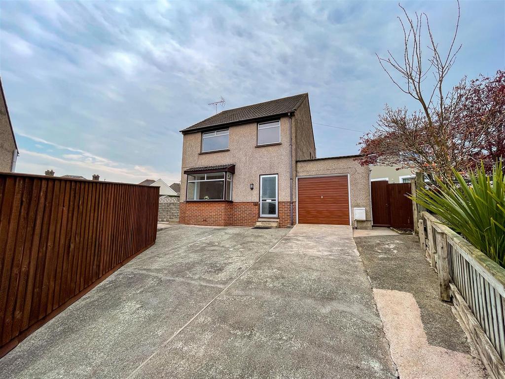 27 Woodlands Park, Haverfordwest 3 bed semidetached house £195,000