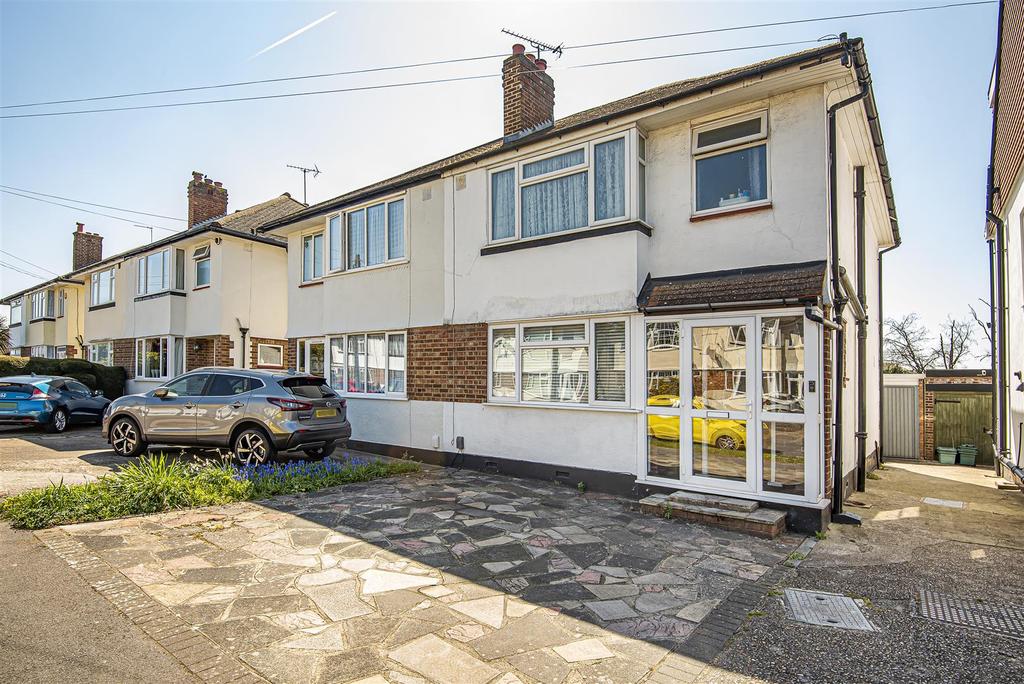 Fairfield Way, Epsom 3 bed semidetached house £575,000