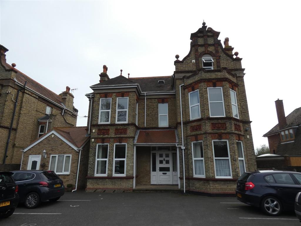 Callis Court Road, Broadstairs 2 bed flat £850 pcm (£196 pw)