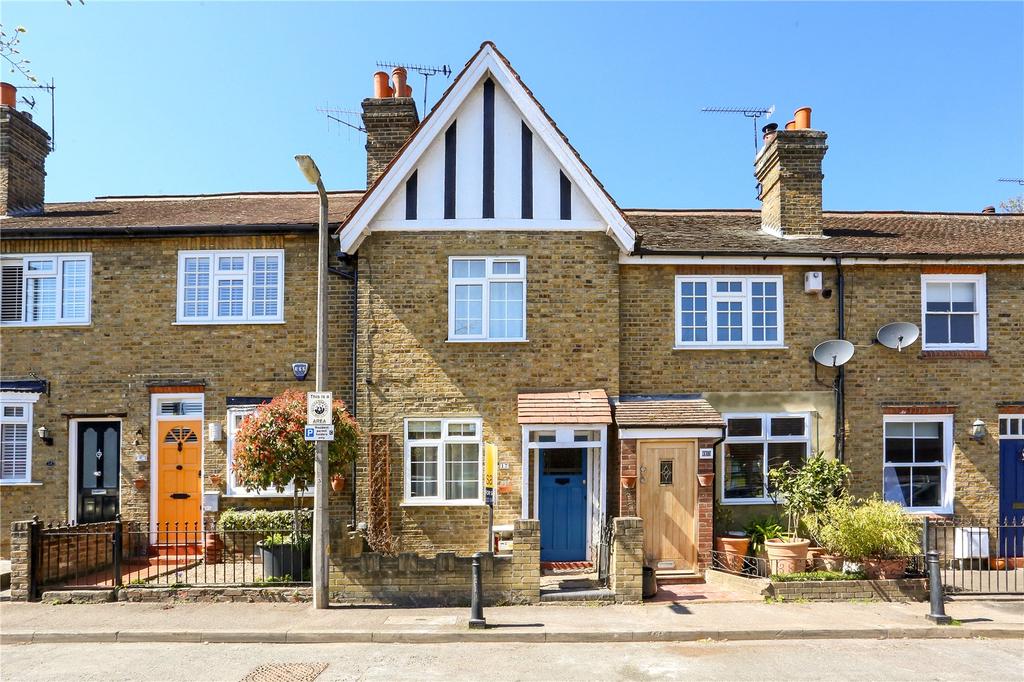 Clifton Road, Loughton, Essex, IG10 2 bed terraced house £500,000