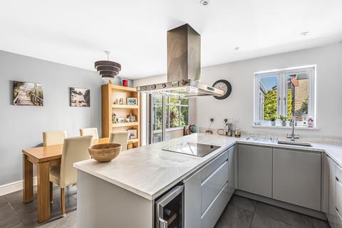 18 Fairborne Way, Guildford, GU2 9GB