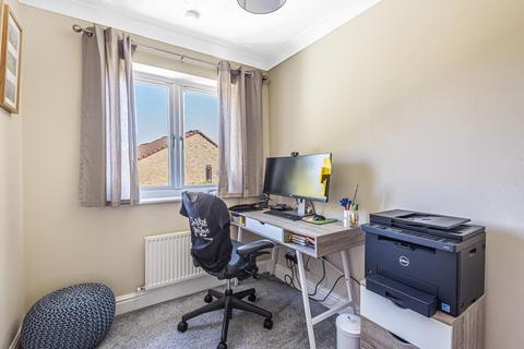 18 Fairborne Way, Guildford, GU2 9GB