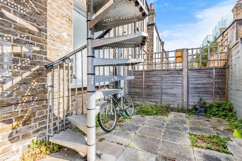 3c Delia Street, London, SW18 2BT