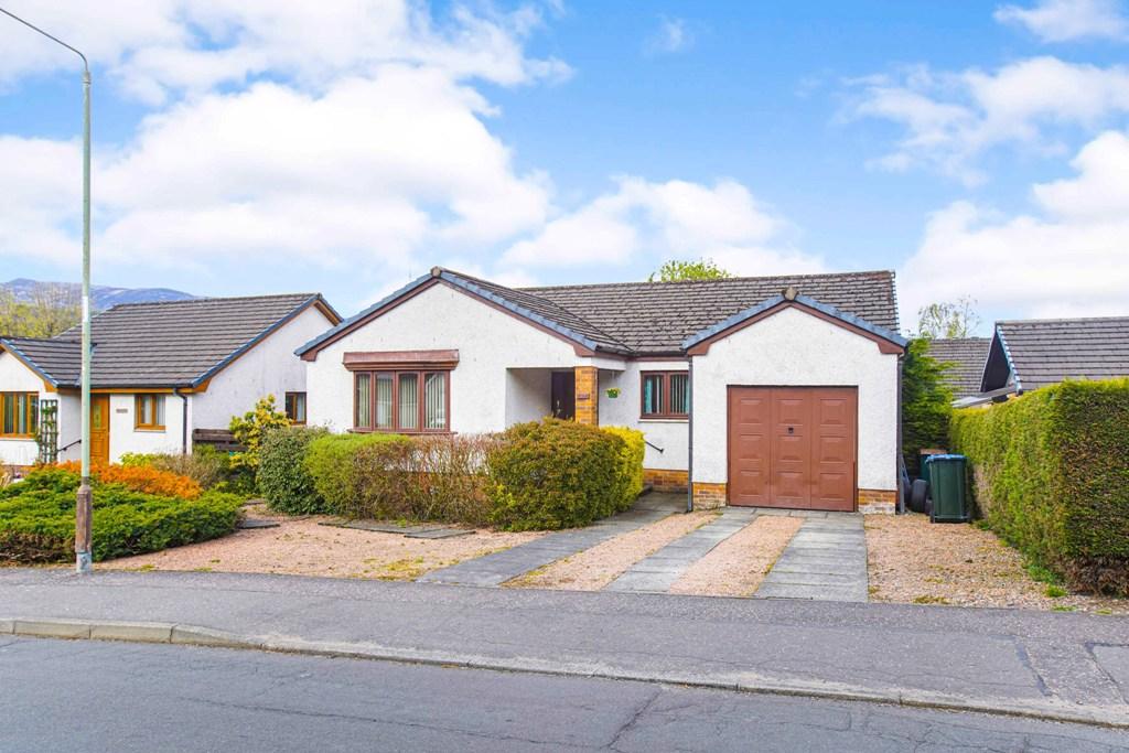 37 Strowan Road, Comrie, Perthshire... 4 bed detached bungalow £190,000