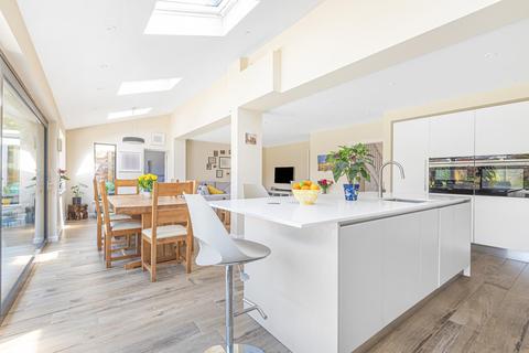24 Broadfields, East Molesey, KT8 0BW