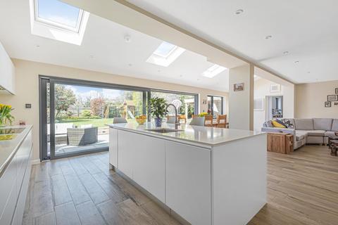 24 Broadfields, East Molesey, KT8 0BW