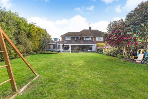 24 Broadfields, East Molesey, KT8 0BW