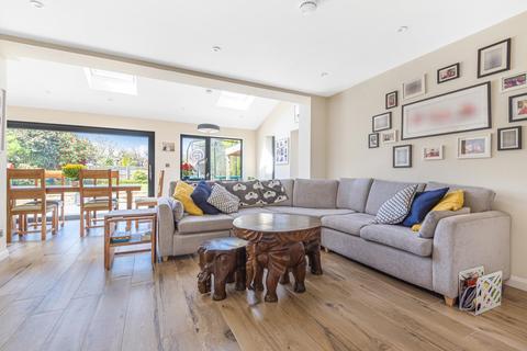 24 Broadfields, East Molesey, KT8 0BW