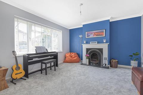 24 Broadfields, East Molesey, KT8 0BW