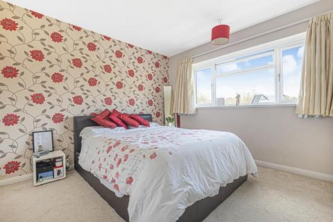 24 Broadfields, East Molesey, KT8 0BW