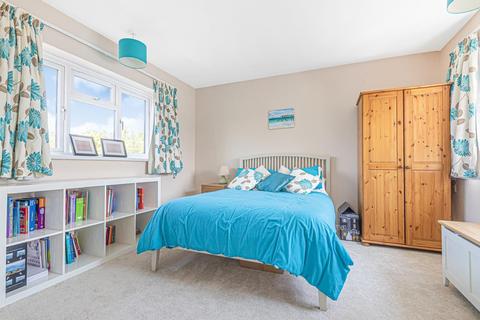 24 Broadfields, East Molesey, KT8 0BW