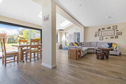 24 Broadfields, East Molesey, KT8 0BW
