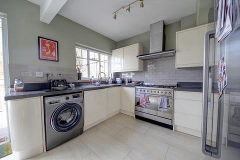 11 Coombe Corner, London, N21 3PE