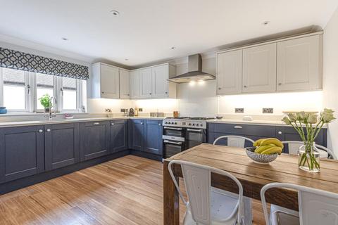 6 Floreys Close, Hailey, Witney, OX29 9UG