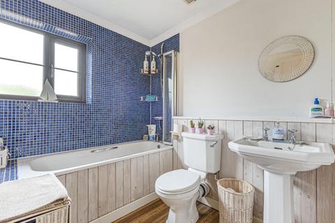 6 Floreys Close, Hailey, Witney, OX29 9UG