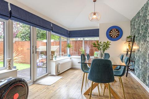 6 Floreys Close, Hailey, Witney, OX29 9UG