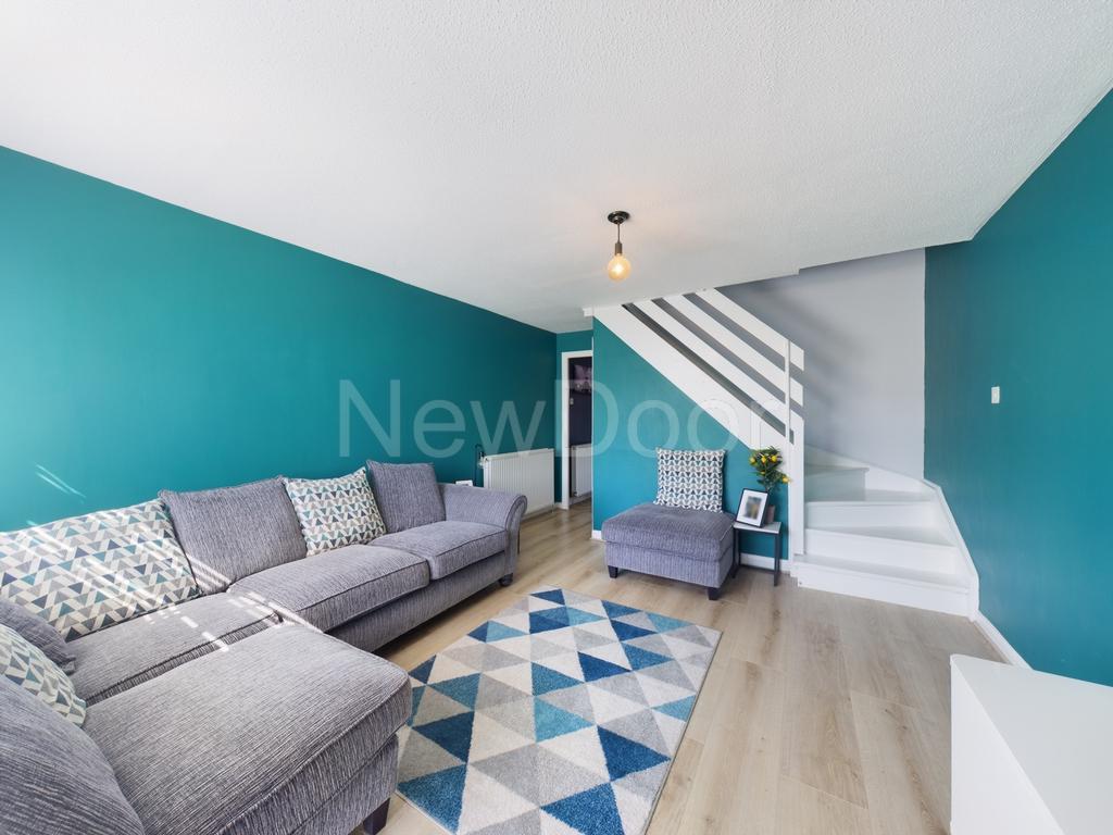 Buchanan Ave, PA7 2 bed terraced house £145,000