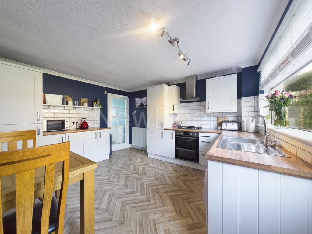 Buchanan Ave, PA7 2 bed terraced house £145,000