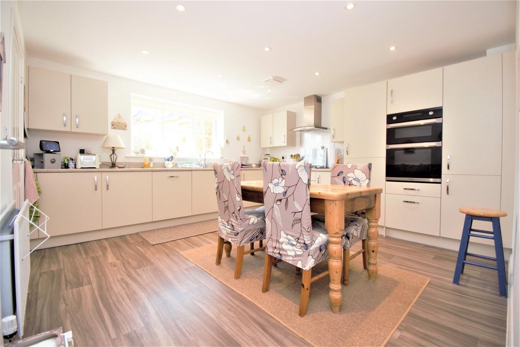 Atkins Hill, Wincanton 4 bed detached house for sale £400,000