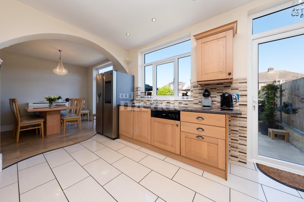 Abbotts Crescent, Highams Park, E4 4 bed terraced house £800,000