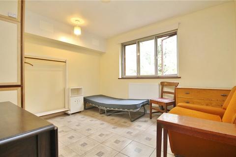 Studio to rent, Leacroft, Staines-upon-Thames, Surrey, TW18