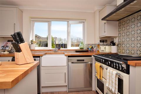 77 Hillside, Horsham, RH12 1NF