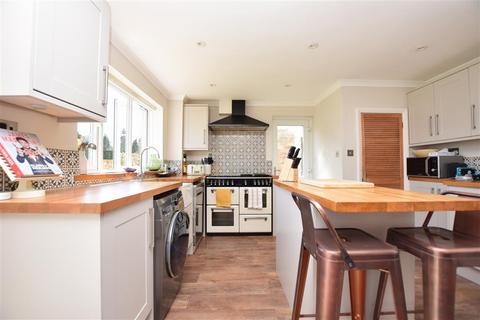 77 Hillside, Horsham, RH12 1NF