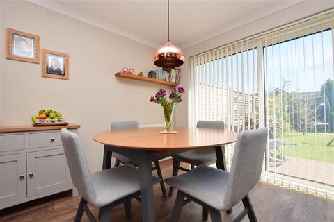 77 Hillside, Horsham, RH12 1NF