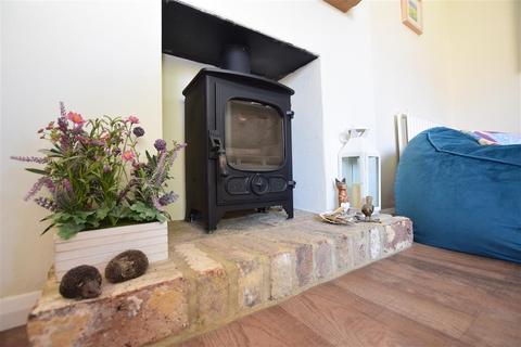 77 Hillside, Horsham, RH12 1NF