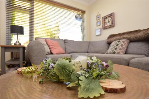 77 Hillside, Horsham, RH12 1NF