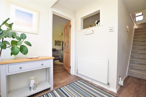 77 Hillside, Horsham, RH12 1NF