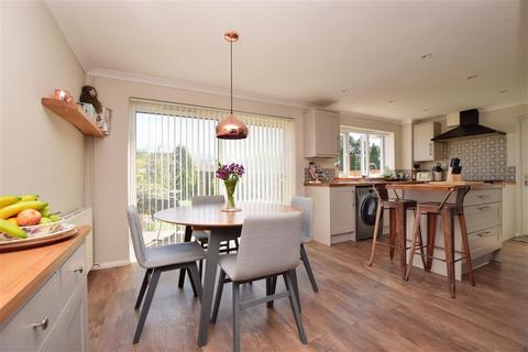 77 Hillside, Horsham, RH12 1NF