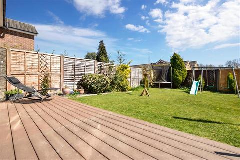 77 Hillside, Horsham, RH12 1NF