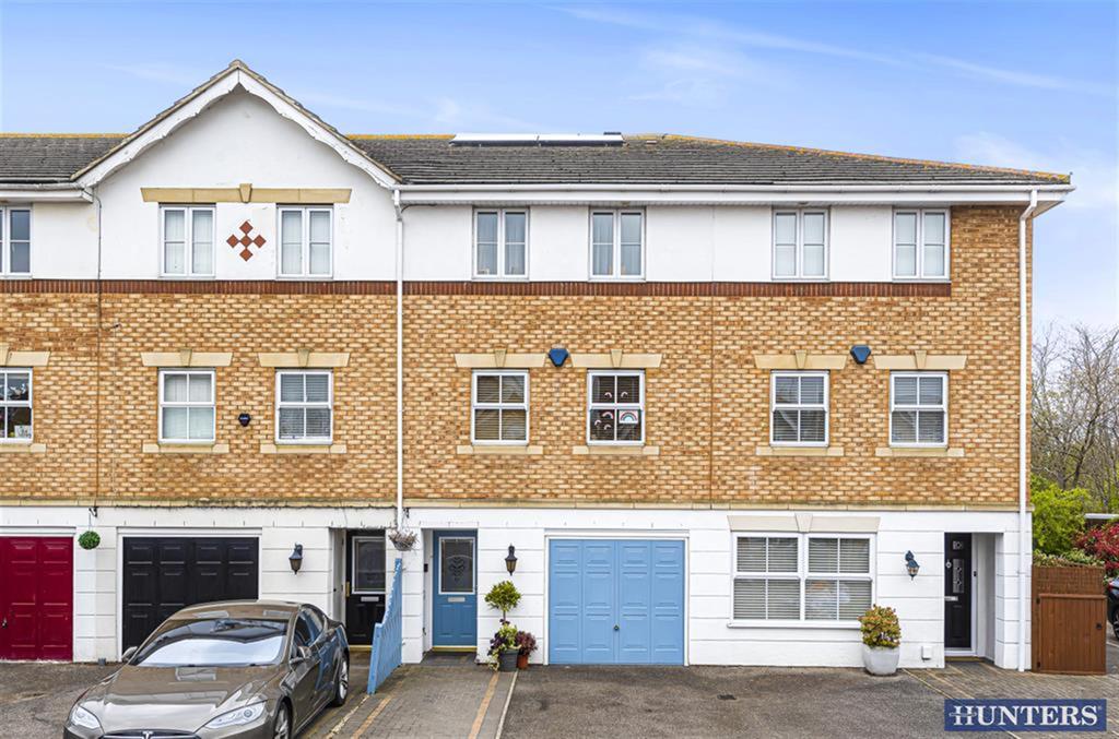 Bancroft Chase, Hornchurch, RM12 4DP 4 bed terraced house £475,000