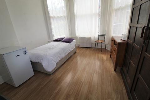 Studio to rent, Anson Road, Kilburn, London NW2