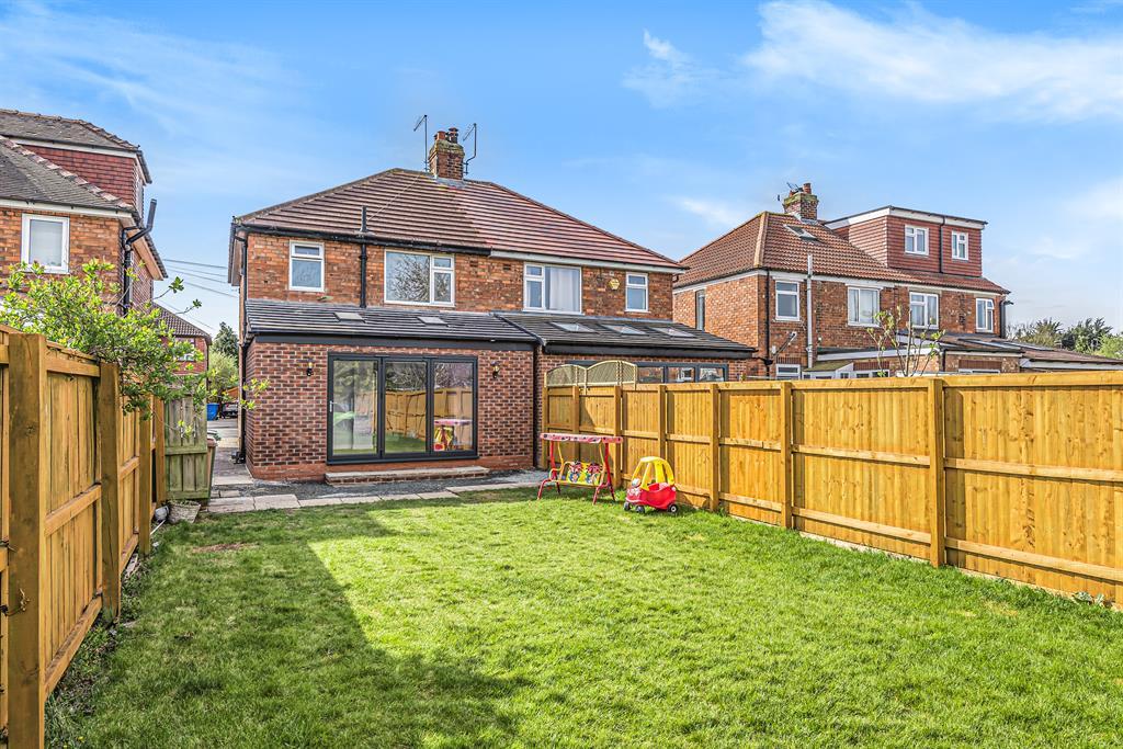 Copandale Road, Beverley, East Yorkshire, HU17 7BN 3 bed semidetached