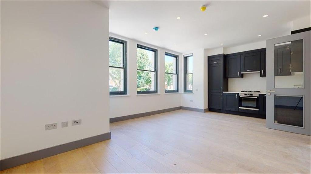 Carlton Road, Ealing, London, W5 2AW 2 bed flat £2,800 pcm (£646 pw)
