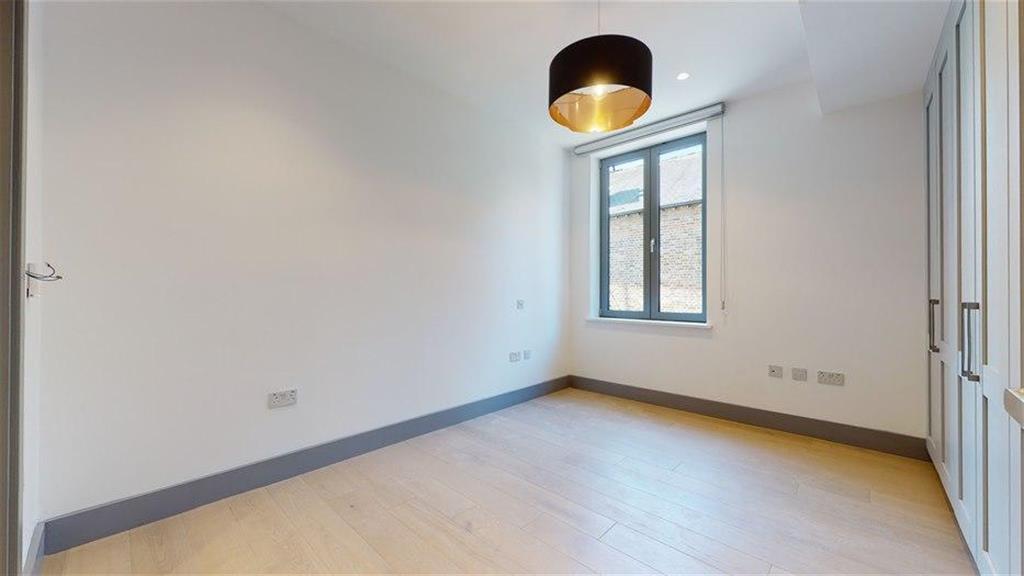 Carlton Road, Ealing, London, W5 2AW 2 bed flat £2,800 pcm (£646 pw)