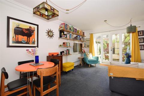 10 Anisa Close, Kings Hill, West Malling, ME19 4EW