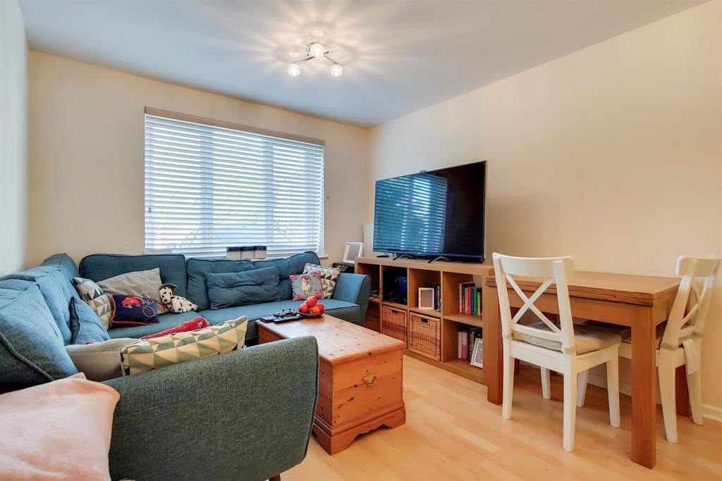 Heathfield Drive, Mitcham, CR4 2 bed flat £300,000