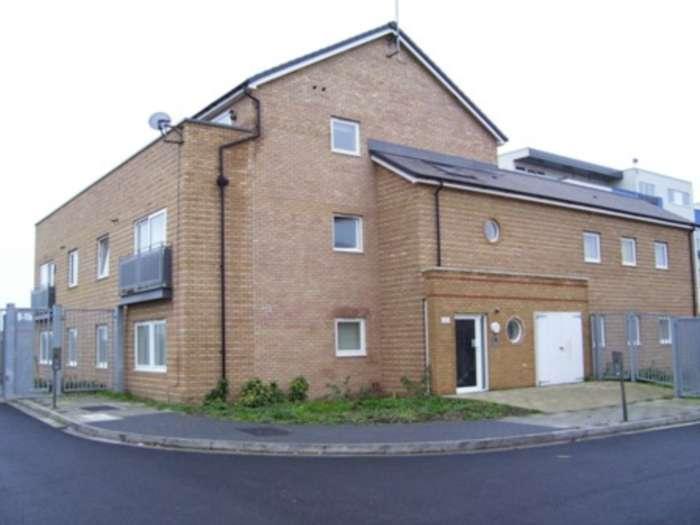 Murray Close, Thamesmead West, SE28 0NT 2 bed apartment £1,200 pcm (£