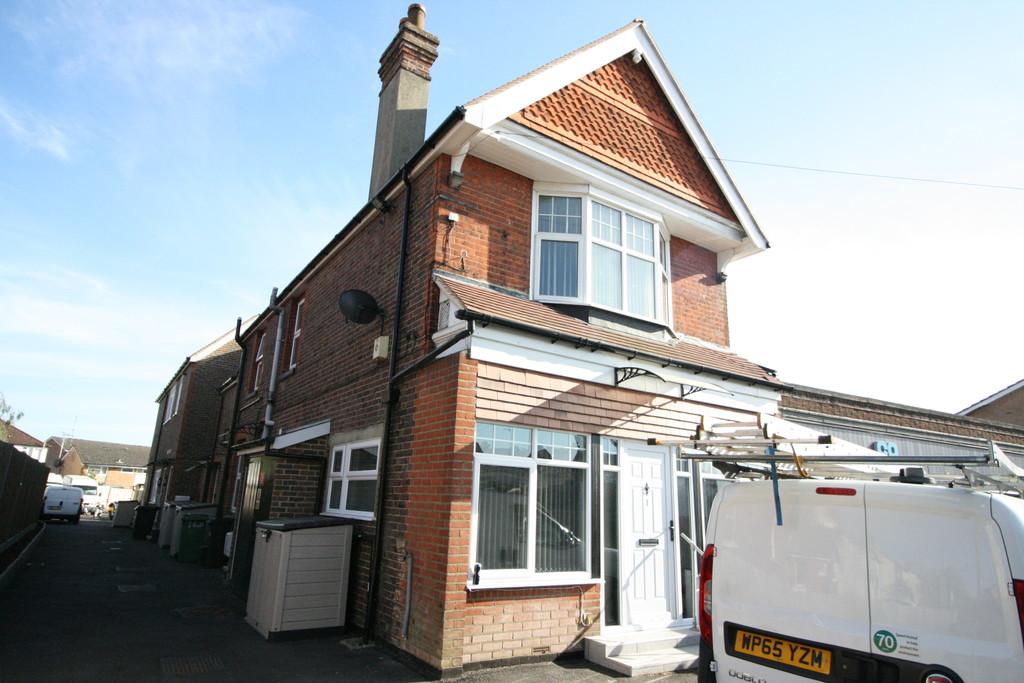 Allingham Road, Reigate 2 bed ground floor flat £1,050 pcm (£242 pw)