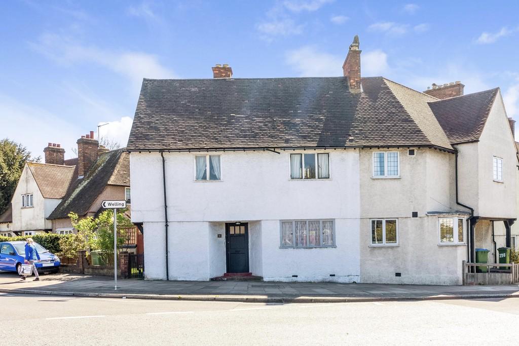Well Hall Road, Eltham SE9 3 bed end of terrace house £375,000
