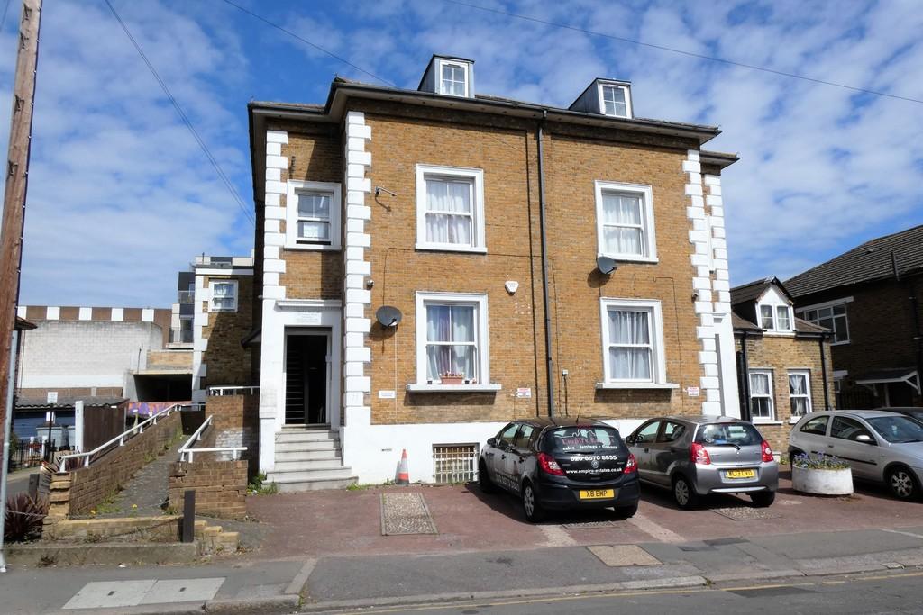 Grove Road, Hounslow 1 bed in a house share £550 pcm (£127 pw)