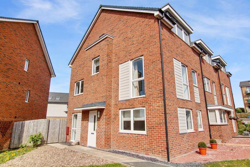 Burroughs Drive, Dartford 4 bed house £1,850 pcm (£427 pw)